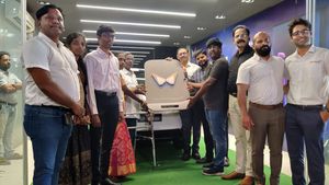 Anand Mahindra ने निभाया वादा! चेस ग्रैंडमास्टर Praggnanandhaa के माता-पिता को गिफ्ट की XUV400 इलेक्ट्रिक कार 