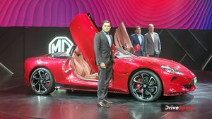 MG Motor ने भारत में शोकेस किया Cyberster इलेक्ट्रिक स्पोर्ट्स कार, 3 सेकेंड में पकड़ती है 100kmph की रफ्तार