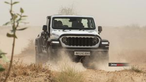 Jeep Wrangler Facelift Review Video : जानें पहले से कितनी बदल गई नई ऑफ-रोडर SUV? डिजाइन में हुए ये अपडेट
