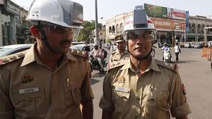चिलचिलाती गर्मी में लखनऊ ट्रैफिक पुलिस को मिला खास हेलमेट, अब और एक्शन में नजर आएगी पुलिस