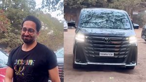 1.5 करोड़ की Toyota Vellfire कार के साथ नजर आएं बॉलीवुड एक्टर Ayushmann Khurrana, जानें कार की खासियत? 