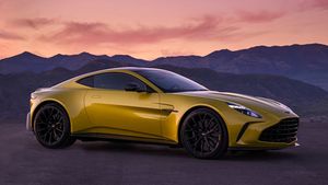 नई Aston Martin Vantage धांसू स्पोर्ट्स कार लॉन्च, 325 किमी प्रति घंटा की स्पीड, जानें कीमत और फीचर्स