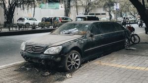 करोड़ो की लग्जरी Mercedes कार सड़क किनारे छोड़कर मालिक हुआ गायब, वजह जान हैरान रह जाएंगे आप!