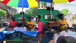 Desi Jugaad Viral Video: लड़कों ने बनाया ऑटो ट्रॉली को चलता फिरता स्विमिंग पूल, देखकर आप भी हो जाएंगे हैरान