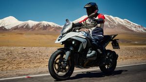 भारत में लॉन्च हुई BMW की 1,300cc इंजन वाली धांसू बाइक, लेटेस्ट फीचर्स से लैस, जानें कीमत  