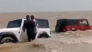 वायरल स्टंट करने के चक्कर में दो महिंद्रा थार को बीच समंदर में लें गए युवा, फिर देखिए क्या हुआ...