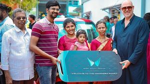 Mahindra XUV 3XO की डिलीवरी लेने पहुंचे लोगों को Matthew Hayden ने दिया खास सरप्राइज, देखिए VIDEO 