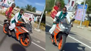 KTM RC 390 पर रोमांटिक अंदाज में नजर आएं बुजुर्ग दंपत्ति! बिना हेलमेट दौड़ाई बाइक, VIDEO वायरल