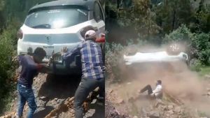 Viral video: चट्टान से गिरा टाटा पंच, बाल-बाल बचा ड्राइवर! देखिए भयानक वीडियो...