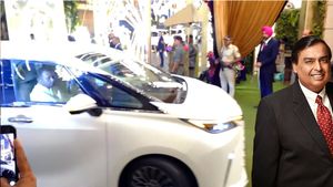 Anant-Radhika Wedding: देखें मुकेश अंबानी की लग्जरी MPV Lexus LM350h कार का नजारा, जानें कीमत और शानदार फीचर्स
