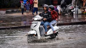 बाइक चलाते समय पीछे बैठने वालों से अब नहीं कर सकेंगे बात, पुलिस द्वारा पकड़े जाने पर लगेगा जुर्माना !