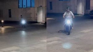 Ola First Electric Bike: देखें ओला की पहली इलेक्ट्रिक बाइक की झलकियां, सड़कों पर गर्दा मचाने के लिए तैयार