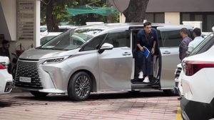 Lexus LM 350h : चलता-फिरता 5-स्टार होटल में सफर करते हैं एक्टर Ranveer Kapoor, कीमत जान हैरान हो जाएंगे आप!