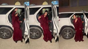 Toyota Fortuner में टाइट फिट ड्रेस पहनकर बैठी Sunny Leone, उतरते वक्त हो गया बड़ा कांड! देखिए VIDEO