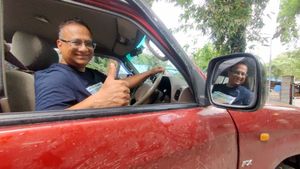 25 साल पुरानी Toyota Land Cruiser से सात समुंदर पार कर मां से मिलने भारत पहुंचा शख्स, जानिए डिटेल्स