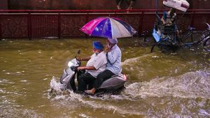 Delhi Heavy Rain: भारी बारिश का रेड अलर्ट, एडवाइजरी जारी, जानें बाइक-कार से सुरक्षित यात्रा कैसे करें