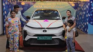  नई Tata Curvv इलेक्ट्रिक कार की डिलीवरी शुरू, जानें बुकिंग प्रोसेस, कीमत और फीचर्स तक की कंप्लीट डिटेल  