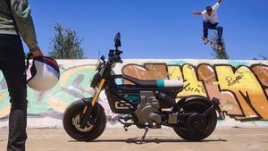 BMW CE 02 : जल्द आ रहा बीएमडब्ल्यू का नया स्टाइलिश स्कूटर, 90 KM की रेंज..धांसू फीचर्स, जानिए बुकिंग डिटेल