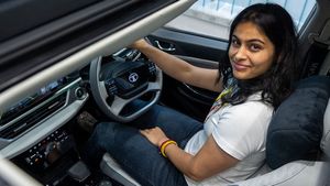 Tata Motors ने Manu Bhaker को दिया सरप्राइज! सौंपी चमचमाती Electric Car, फीचर्स जान रह जाएंगे हैरान 