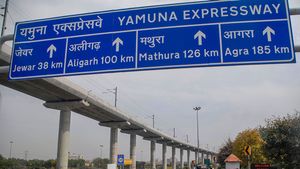 Yamuna Expressway पर जाने वाले सावधान! बढ़ने जा रहा है Toll Tax, यात्रा करने से पहले जान लीजिए नए रेट