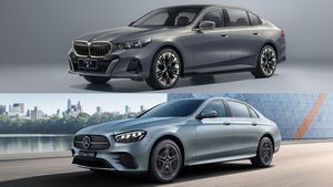 BMW 5 Series LWB vs Mercedes-Benz E-Class LWB: अभी के टाइम में कौन सी लग्जरी कार खरीदना होगा समझदारी, चेक करें