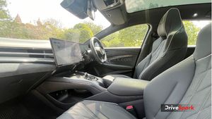 इस Electric Car पर मिल रही 2 लाख की बंपर छूट! 7 लोग बैठेंगे और देगी 580 KM की रेंज