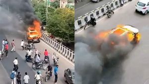 ...जब सड़क पर दौड़ने लगी जलती कार! मंजर देख कांपे लोग, सोशल मीडिया पर वायरल हुआ VIDEO