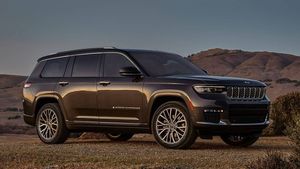 इस पॉपुलर SUV को खरीदने का आखिरी मौका! 12 लाख रुपये के फ्लैट डिस्काउंट पर मिल रही है ये ऑफ-रोडर गाड़ी