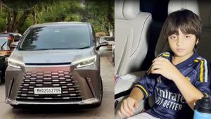 शाहरुख खान ने बेटे को गिफ्ट की 3 करोड़ की लग्जरी Lexus कार! अंदर मिलती है TV और फ्रिज जैसी सुविधाएं