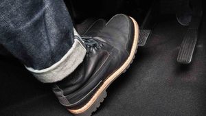 Car Mileage Tips: क्लच और ब्रेक यूज करने का ये फॉर्मूला समझ गए तो बढ़ जाएगा कार का माइलेज