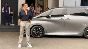 अगर Akshay Kumar की नई लग्जरी कार देखेंगे तो हैरान हो जाएंगे! हाईब्रिड इंजन के साथ फीचर्स भी है कमाल 