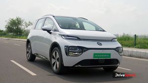 15 इंच इंफोटेनमेंट टचस्क्रीन..6 एयरबैग सेफ्टी, जानें नई MG Windsor EV की ऑन-रोड कीमत और EMI का कैलकुलेशन