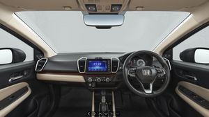 28 KMPL माइलेज और 6 एयरबैग के साथ बिजनेस क्लास इंटीरियर! बजट में बेस्ट हैं ये Hybrid Cars; जानें कीमत