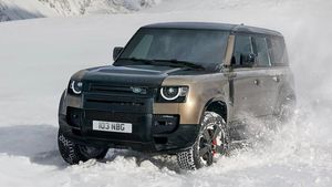 Land Rover Defender लोन लेकर खरीदने पर कितनी बनेगी EMI? जानिए ऑन-रोड प्राइस और डाउन पेमेंट का पूरा हिसाब-किताब