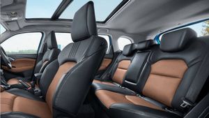 30 Km माइलेज, 6 एयरबैग और पैनोरमिक सनरूफ; Fortuner से आधी कीमत पर लाएं Toyota की ये SUV