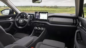 6 एयरबैग, 360 डिग्री कैमरा और बड़ा सनरूफ! एंट्री को तैयार है ये 7-सीटर SUV, जानिए खासियत