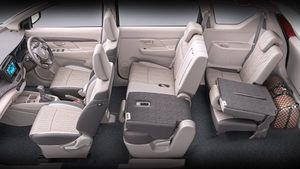 26 km माइलेज, 4 एयरबैग और कीमत 8.69 लाख से शुरू, दनादन बिक रही ये 7-सीटर कार; Innova और Scorpio N को पछाड़ा