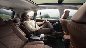 23 Km माइलेज, 6 एयरबैग और सनरूफ! हाइब्रिड इंजन के साथ आती है ये 7-सीटर MPV; शुरुआती कीमत 20 लाख से कम