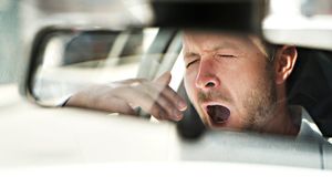 नजर हटी, दुर्घटना घटी! गाड़ी चलाते समय जरूर करें ये 5 काम, बीच रास्ते नहीं आएगी नींद