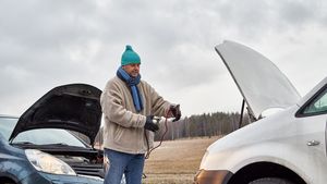 Car Care Tips: बैटरी खराब होने पर ऐसे स्टार्ट होती है कार, तुरंत पढ़ लीजिए; मुसीबत में काम आएगा ये तरीका 
