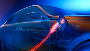 पेट्रोल खत्म होने पर कितने किलोमीटर चलती है Hybrid Car? खरीदने से पहले समझ लीजिए माइलेज का हिसाब-किताब