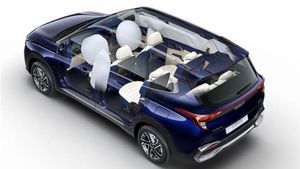 20 Km माइलेज, एयरबैग और हाइब्रिड इंजन! ये हैं देश की सबसे सस्ती ऑटोमैटिक 7-सीटर कार; कीमत 8.13 लाख से शुरू