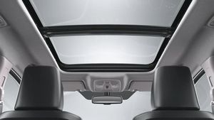 27.97km माइलेज, पैनोरमिक सनरूफ और 360 डिग्री कैमरा; लोग खूब खरीद रहे Maruti की ये पॉपुलर Hybrid Car