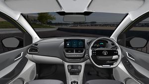 बाइक से भी सस्ता है इस Electric Car को चलाना! कीमत मात्र 7.99 लाख से शुरू, फीचर्स और सेफ्टी भी दमदार