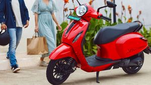 Bajaj Chetak खरीदने के लिए कितना करना होगा डाउन-पेमेंट, मिनटों में समझिए On Road Price और EMI का हिसाब-किताब