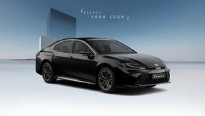 26 Kmpl माइलेज, 9 एयरबैग और सनरूफ; Toyota की इस Hybrid Car को खरीदना हुआ मंहगा, इतनी बढ़ी कीमत