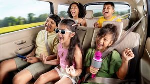 26.11km माइलेज और 7 लोगों की बैठने की जगह; इस किफायती कार की तेजी से बढ़ी डिमांड, फैमिली के लिए है बेस्ट!