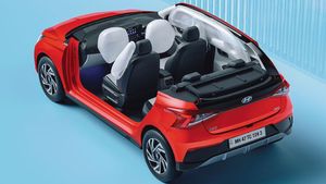 सनरूफ और 6 एयरबैग जैसे कई सेफ्टी फीचर्स; इस सस्ती कार पर मिल रही 65,000 तक की छूट, कीमत 7.04 लाख से शुरू