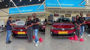 20 Km माइलेज, 6 एयरबैग और सनरूफ; ये है देश की सबसे पॉपुलर और Premium Sedan! 30 दिन में इतने लोगों ने खरीदा