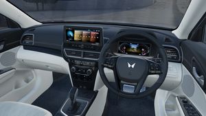  21 KM माइलेज और 6 एयरबैग सेफ्टी; मिडिल क्लास की फेवरेट बनी ये 8 लाख वाली SUV! Nexon और Brezza से मुकाबला